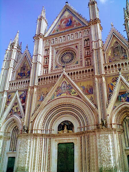 美しい大聖堂とおいしい白ワインの町オルヴィエート